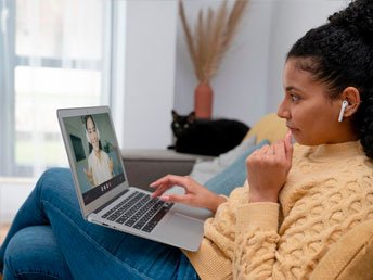 Sessão de psicoterapia online por vídeo